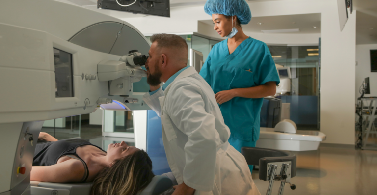 Perbedaan LASIK dan Laser Mata, Apa Hubungan Keduanya?